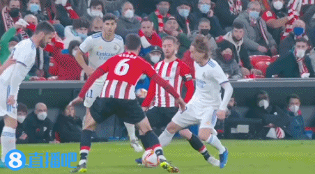 皇马16岁天才首获一线队征召！后防告急 卡斯蒂利亚新星临危受命