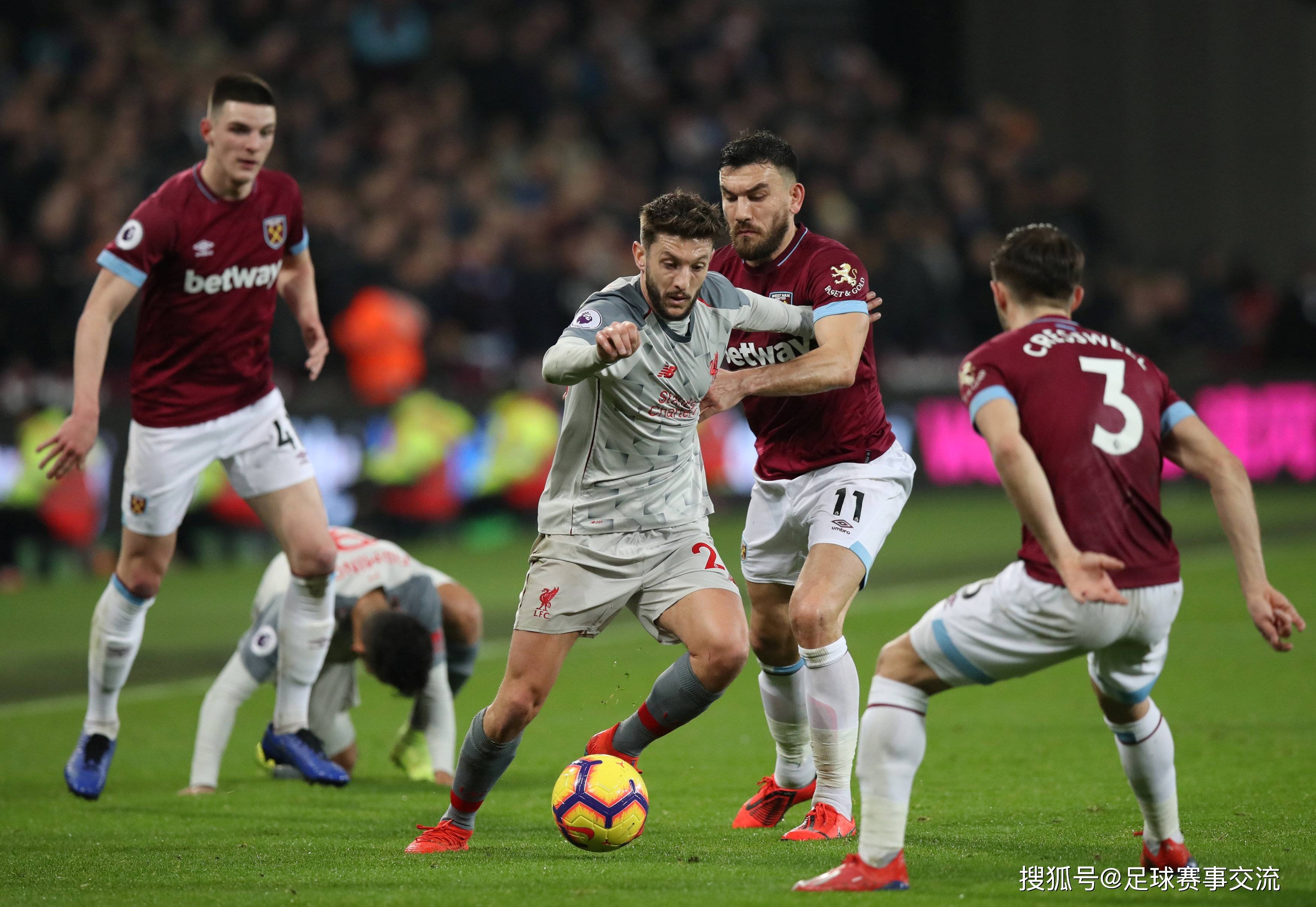 前锋关键进球锁定胜局