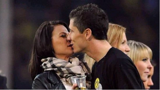 库里发布圣诞庆祝短片，穿的还是UA鞋